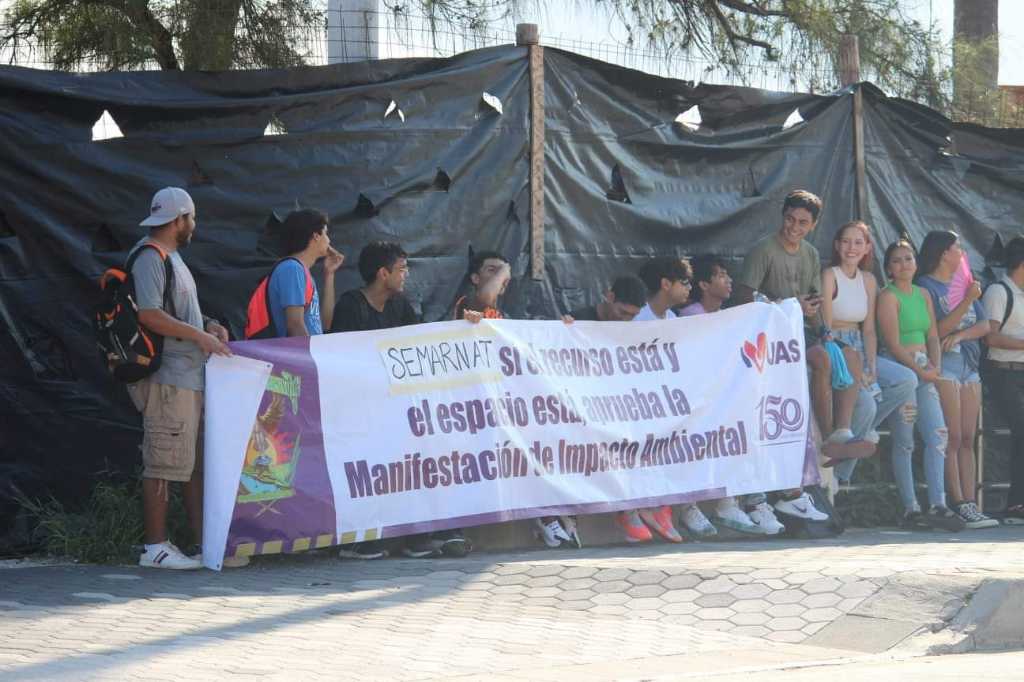 ¡Ahora toman clases en la calle! Son de la FACIMAR Mazatlán que mantienen protesta por MIA para nuevo edificio