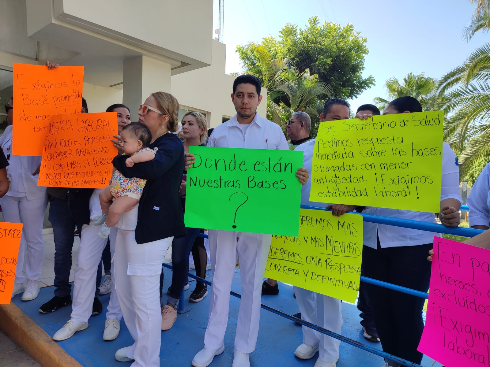 El secretario no se refirió a ellos en el video, sostienen trabajadores COVID-19; mañana tendrán reunión