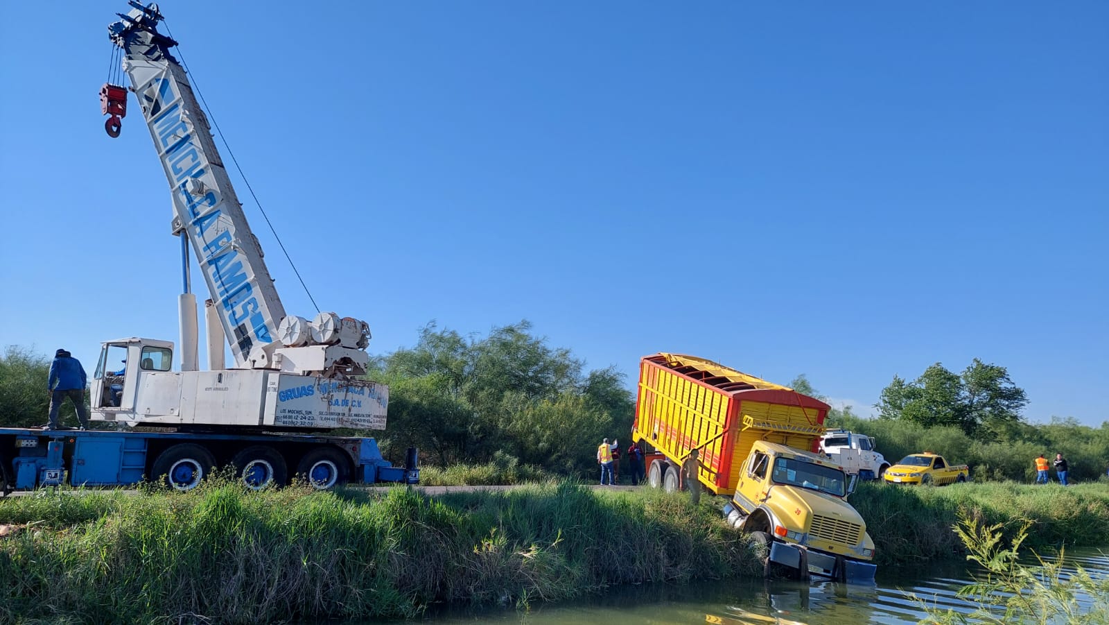 Operador de un tractocamión por poco y cae al canal Lateral 18, en Ahome; la unidad quedó a las orillas de la obra hidráulica