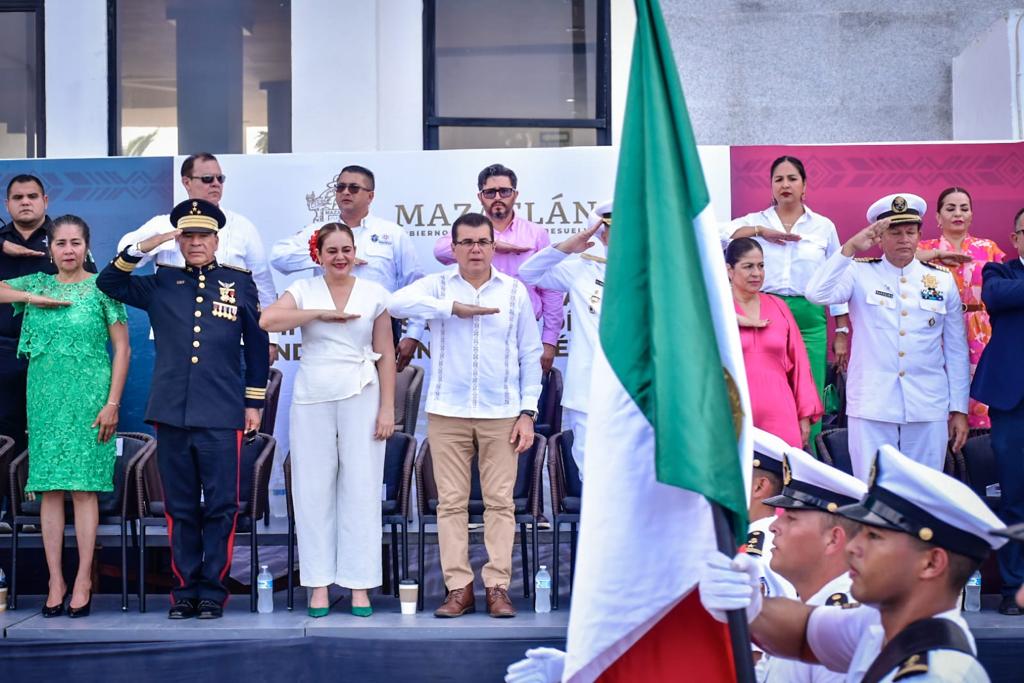 Realizan en Mazatlán el tradicional desfile cívico en conmemorativo del 213 Aniversario del inicio de Independencia en México