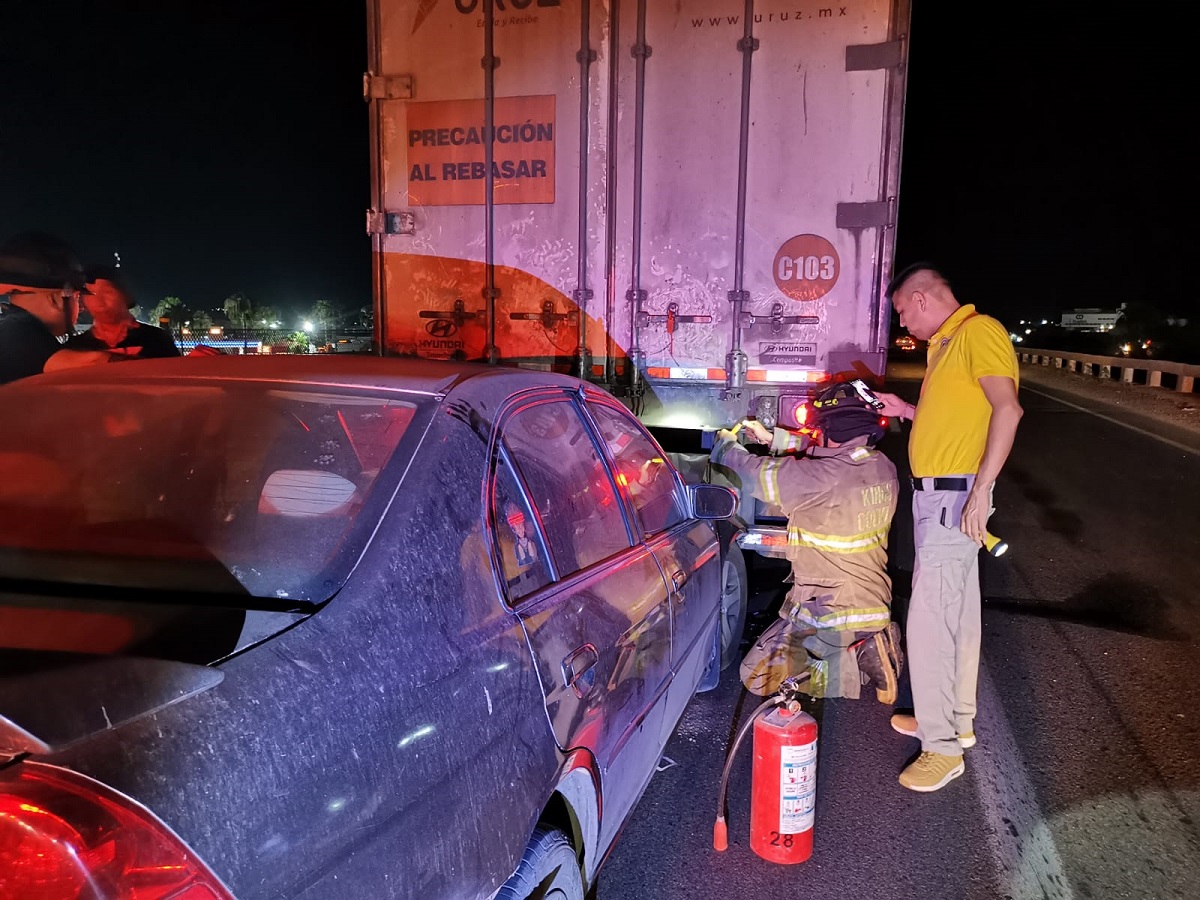 Un lesionado deja accidente entre tráiler y vehículo sobre la México 15, en Los Mochis
