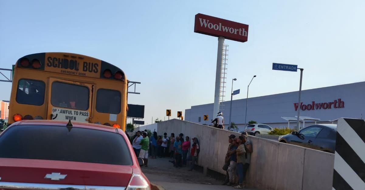 Asaltantes se suben a camión de jornaleros, despojan al ‘pagador’ de 69 mil pesos y lo balean, en Mazatlán