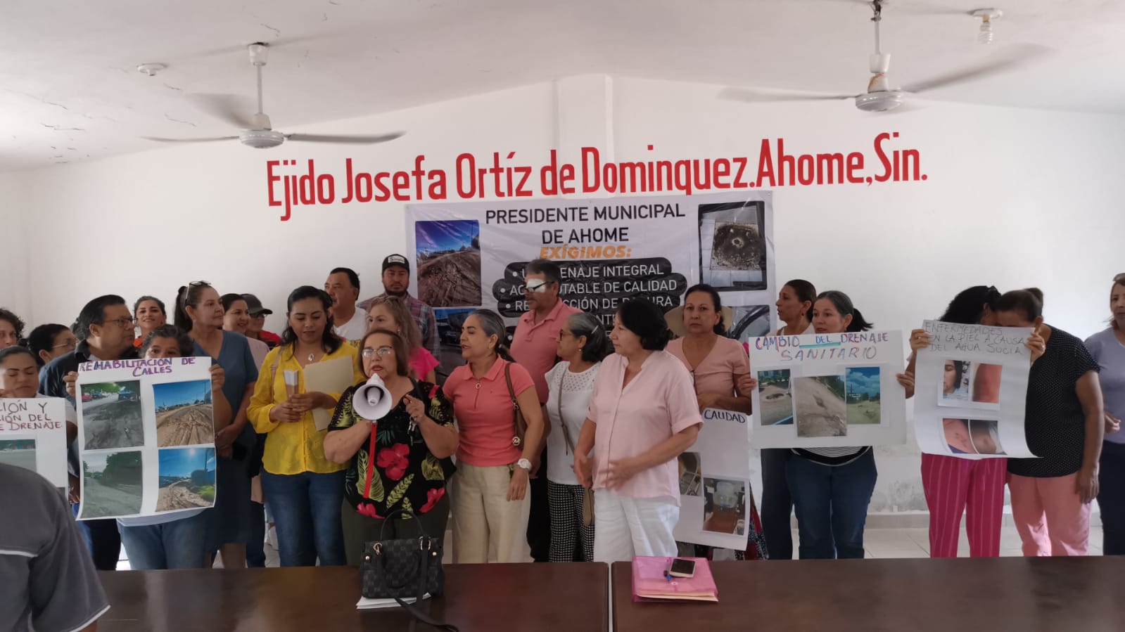 Sigue saliendo turbia el agua de la llave en El Carrizo; pobladores exigen la presencia de COEPRIS
