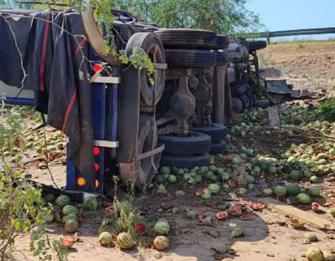 Tractocamión cargado de sandías vuelca en carretera de Ahome