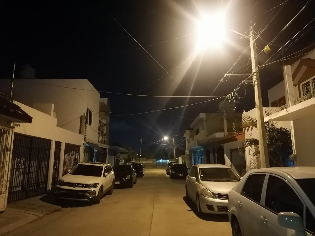 Y al tercer día se hizo la luz; instalan nuevo transformador en el sector Villa Galaxia, en Mazatlán