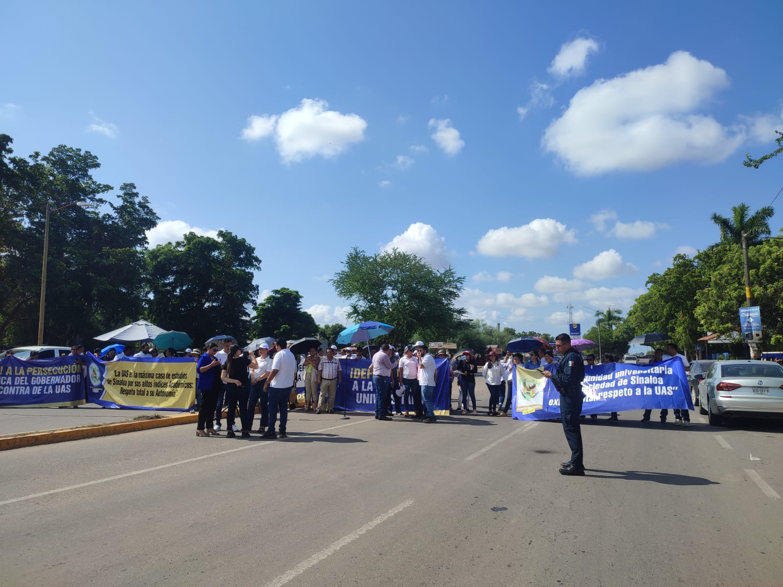¡También en Guasave! Sindicalizados de la UAS bloquean bulevar salida a Las Glorias