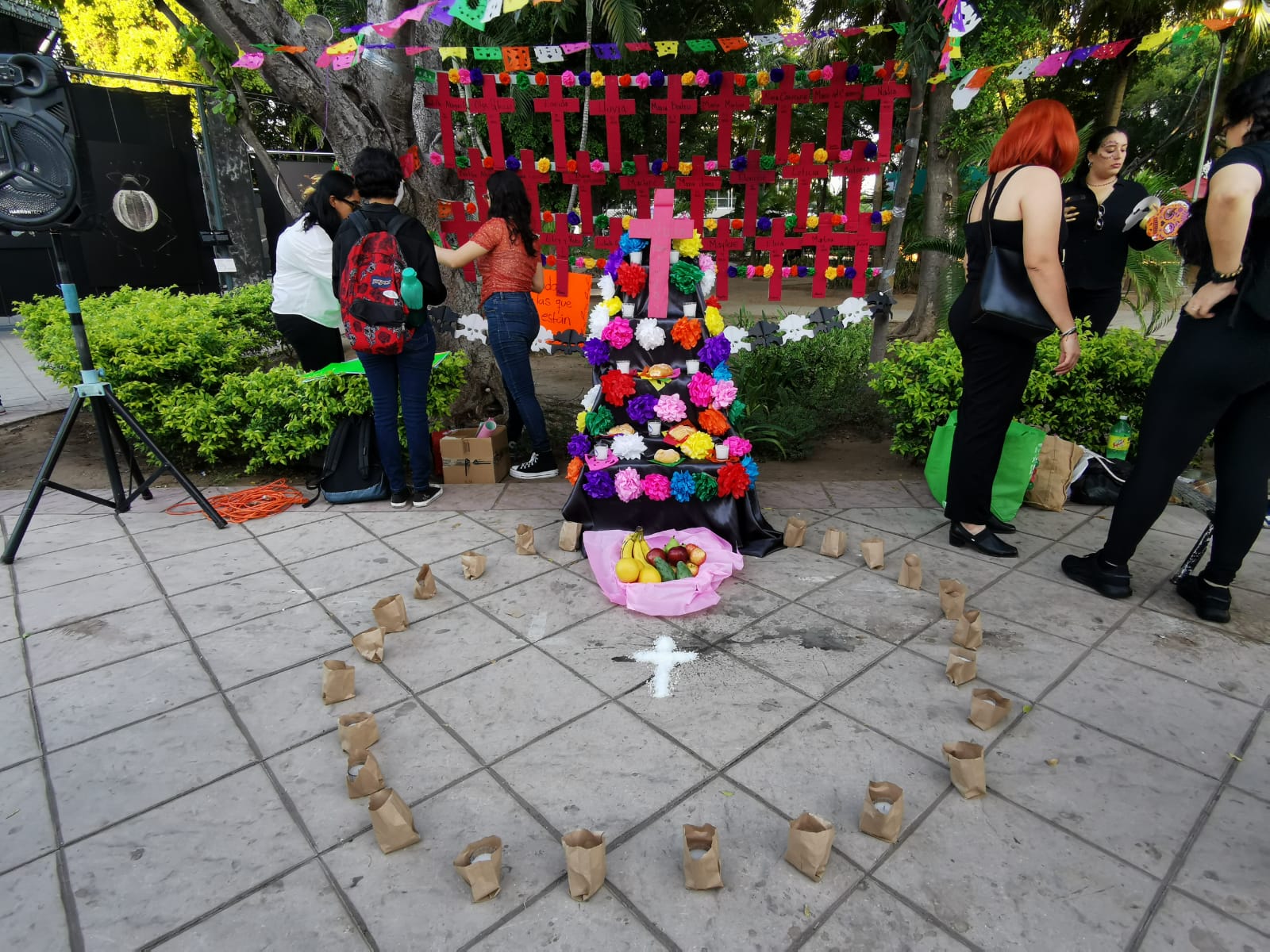 ¡Por las que ya no están! Con un altar, Colectivo Pitaya Arida recuerda a las mujeres víctimas de feminicidio en Sinaloa