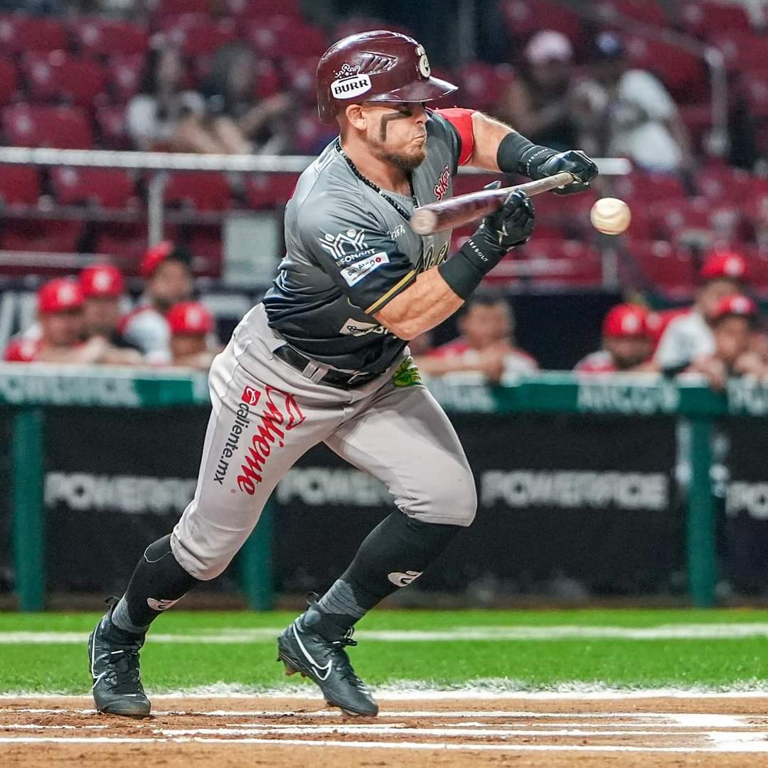 Tomateros blanquea a Venados en noche de paliza de color guinda