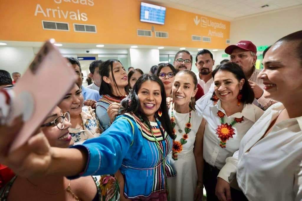 Arriba Claudia Sheinbaum al Aeropuerto de Mazatlán y la reciben simpatizantes