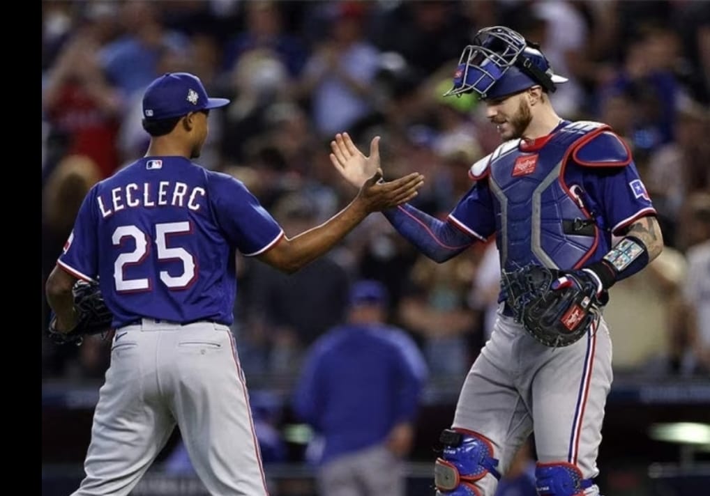 Texas toma ventaja de nuevo al vencer a Arizona en el tercer juego de la serie mundial