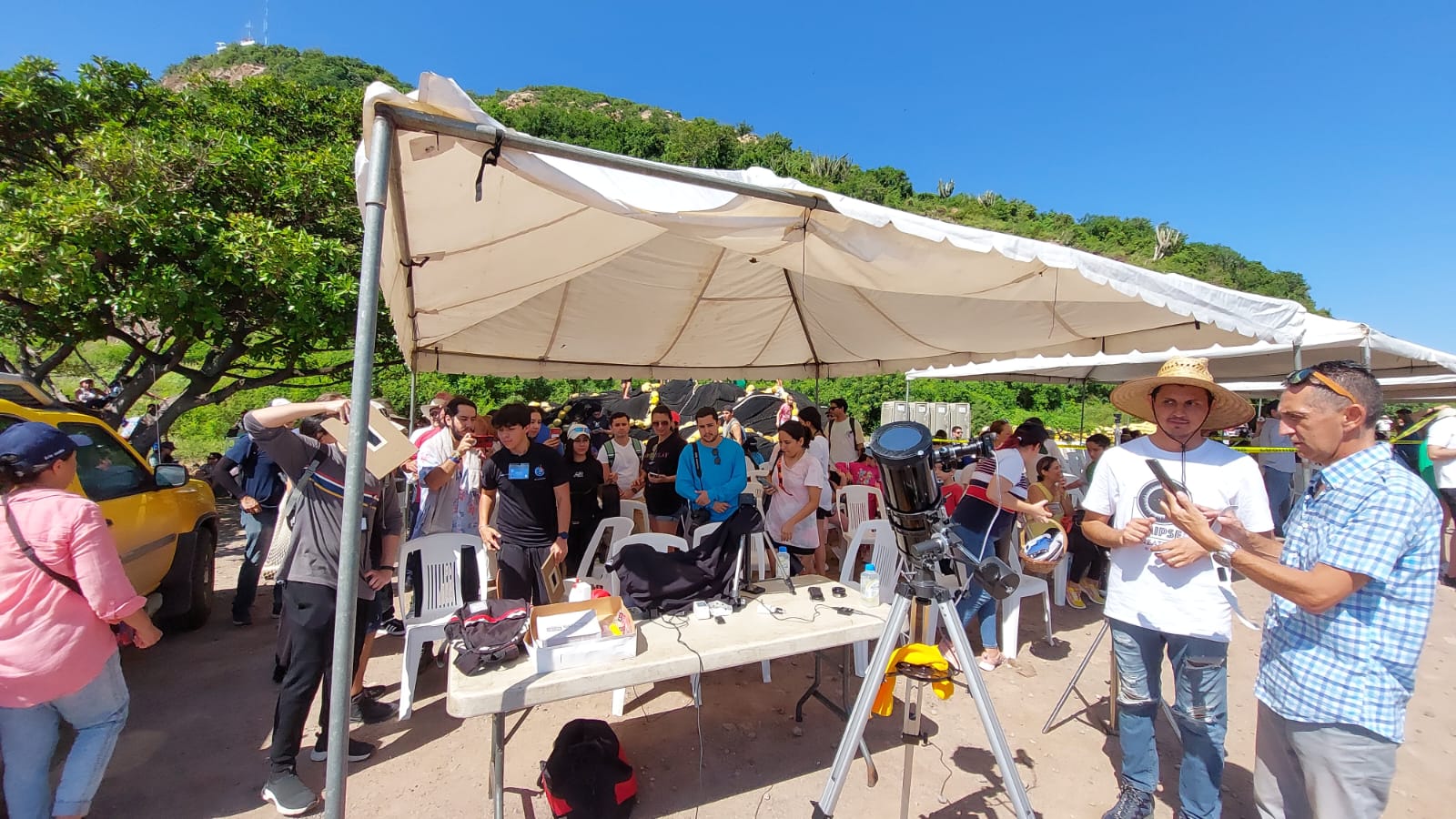 Así se vivió el eclipse parcial de sol en Mazatlán; niños, adultos y decenas de familias disfrutaron del momento