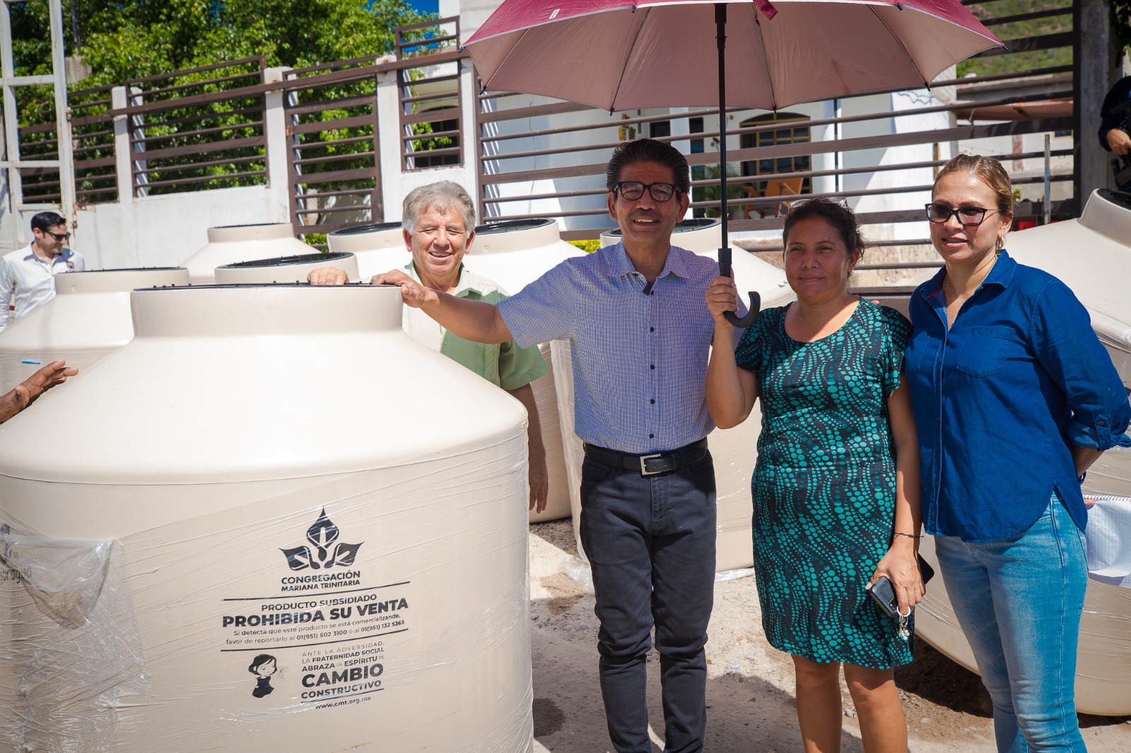 ¡Ya tendrán dónde guardar agua! Entrega alcalde de Guasave tinacos en el Cerro Cabezón