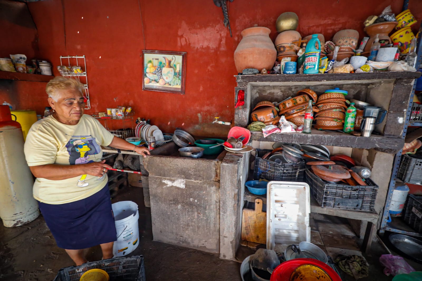 ‘Casi podía nadar porque el agua me tapaba en la casa’: Doña ‘Leo’ perdió todo tras la inundación en Villa Juárez