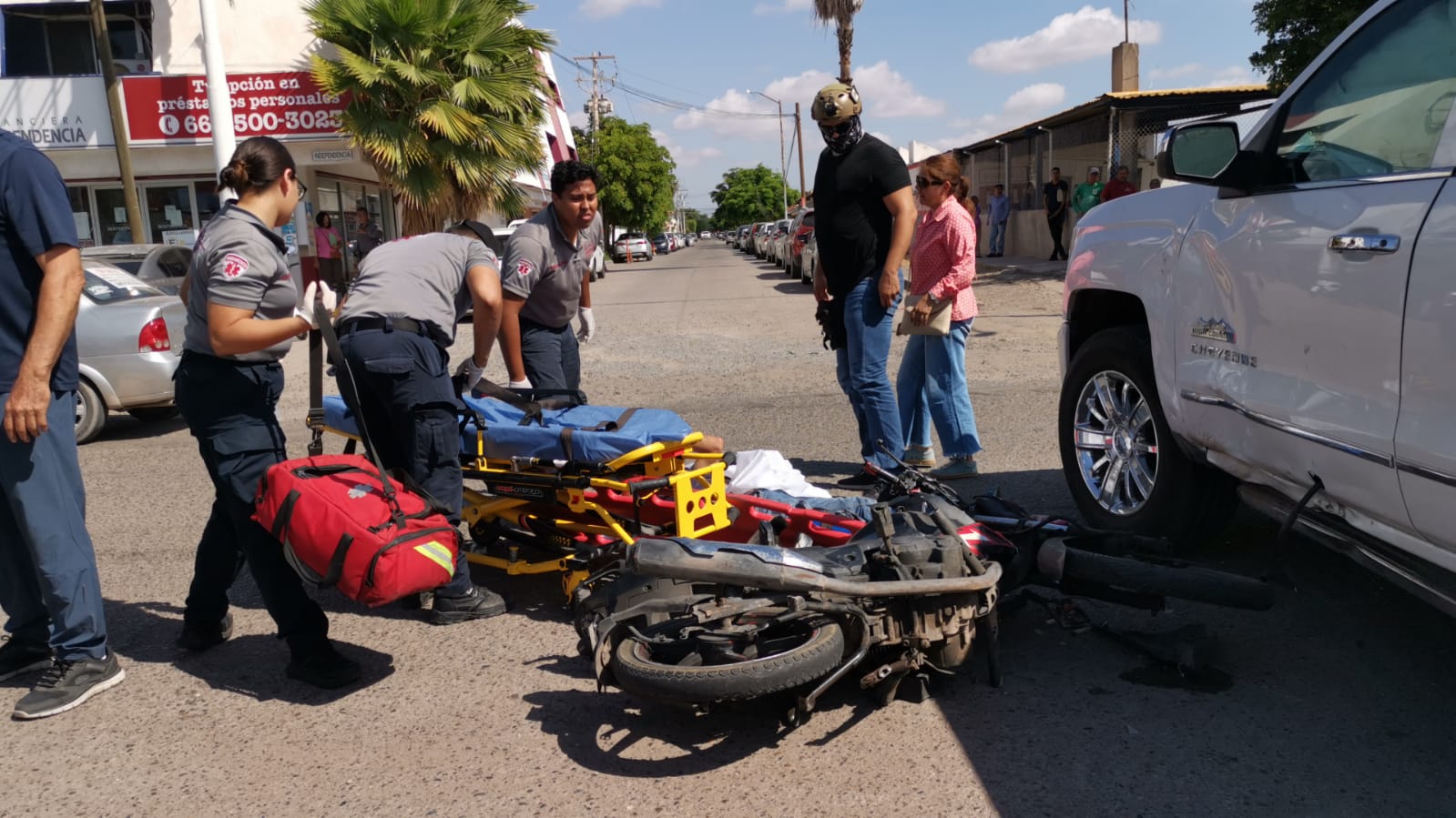 Motociclista resulta con lesiones al impactarse contra una camioneta, en Los Mochis