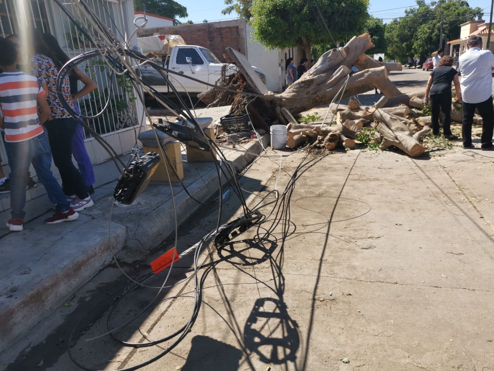 Ciudadanos ya no soportan más tiempo sin luz y agua tras paso de ‘Norma’; se generalizan quejas en Ahome