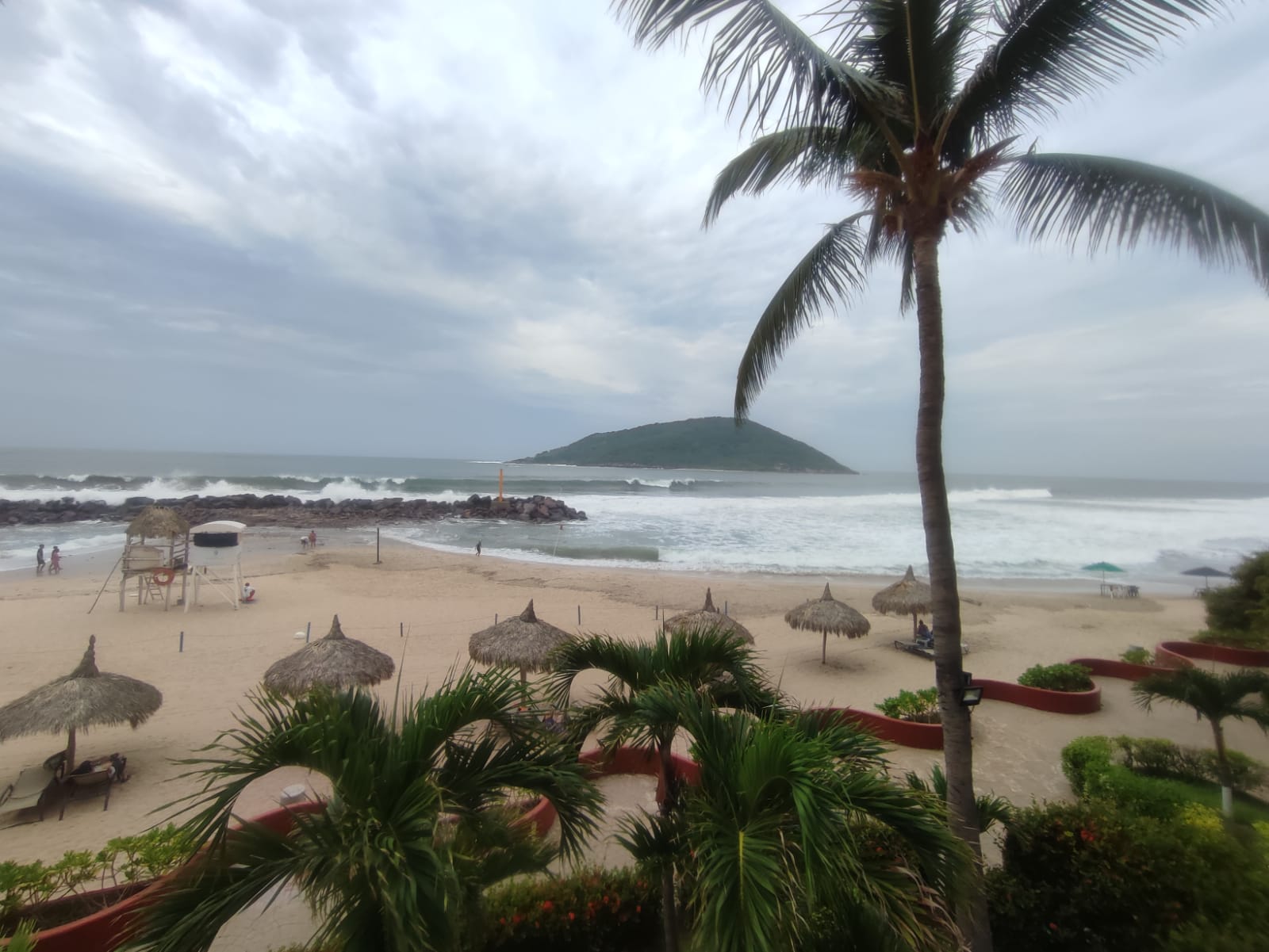 ‘Se está metiendo a restaurantes’; cierran puerto y playas en Mazatlán por efectos de Norma