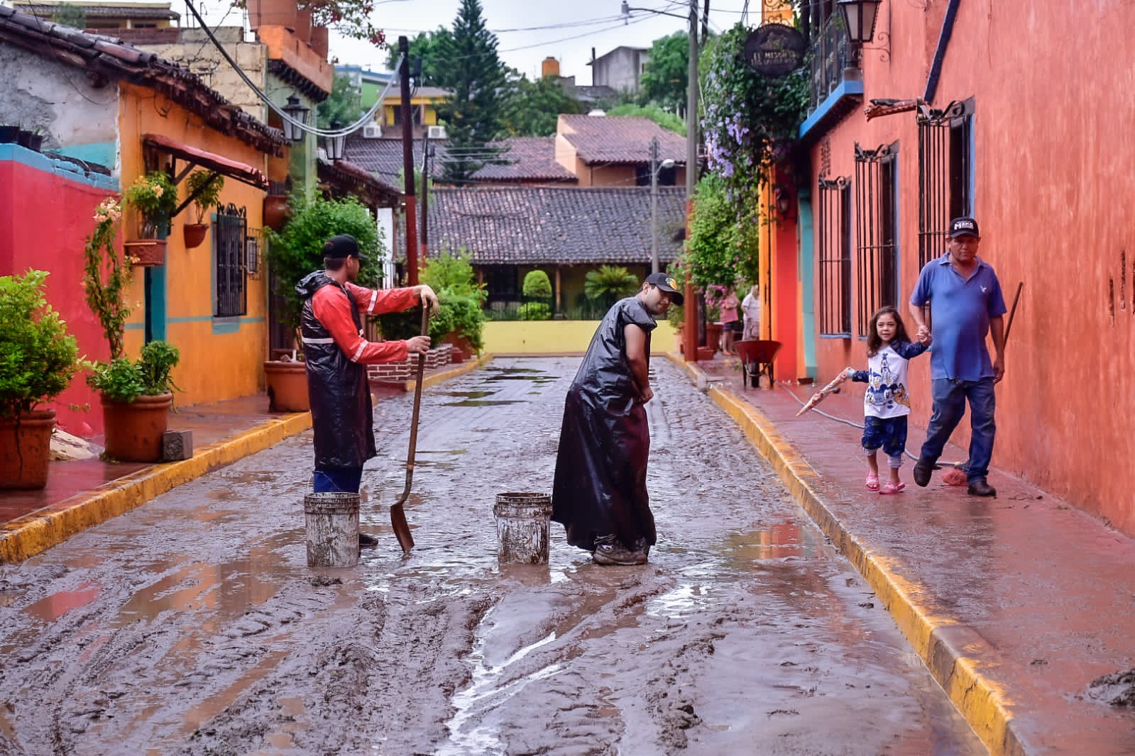 Acuden en auxilio de El Quelite y sus alrededores afectados por lluvias en Mazatlán
