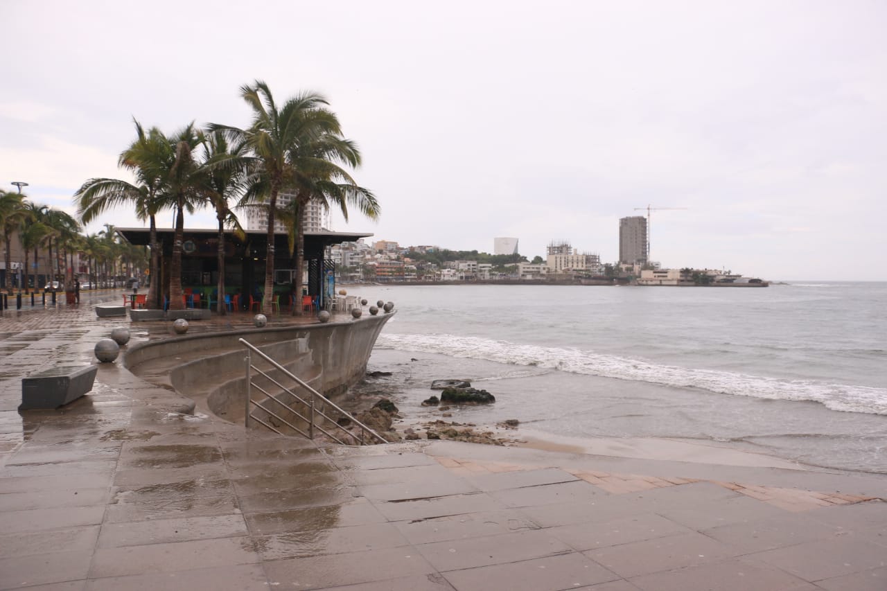 Se mantienen restringidas tres playas de Mazatlán por alto oleaje como efecto de ‘Lidia’