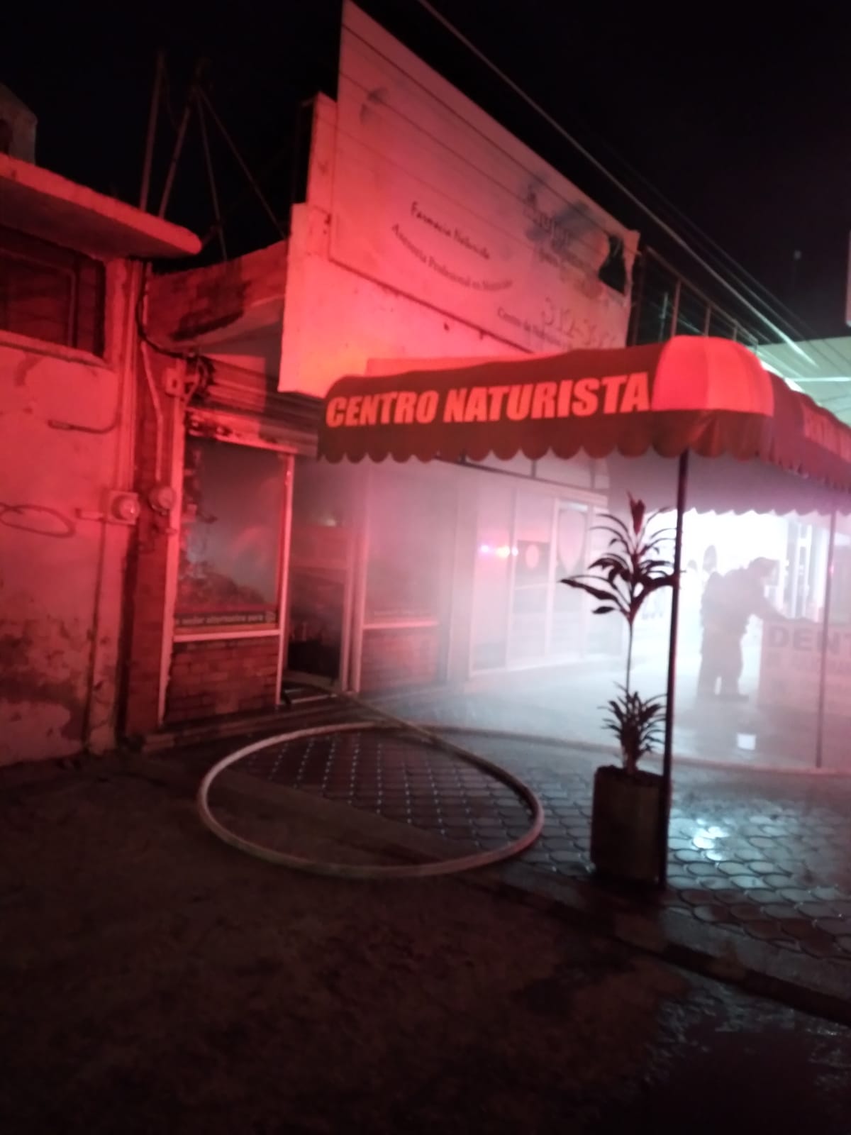 Arde local de ventas de productos naturales en Los Mochis