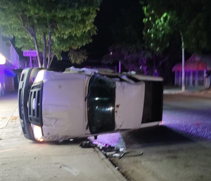 Aparatoso accidente deja una camioneta volcada y otra termina casi adentro de una tienda, en Los Mochis