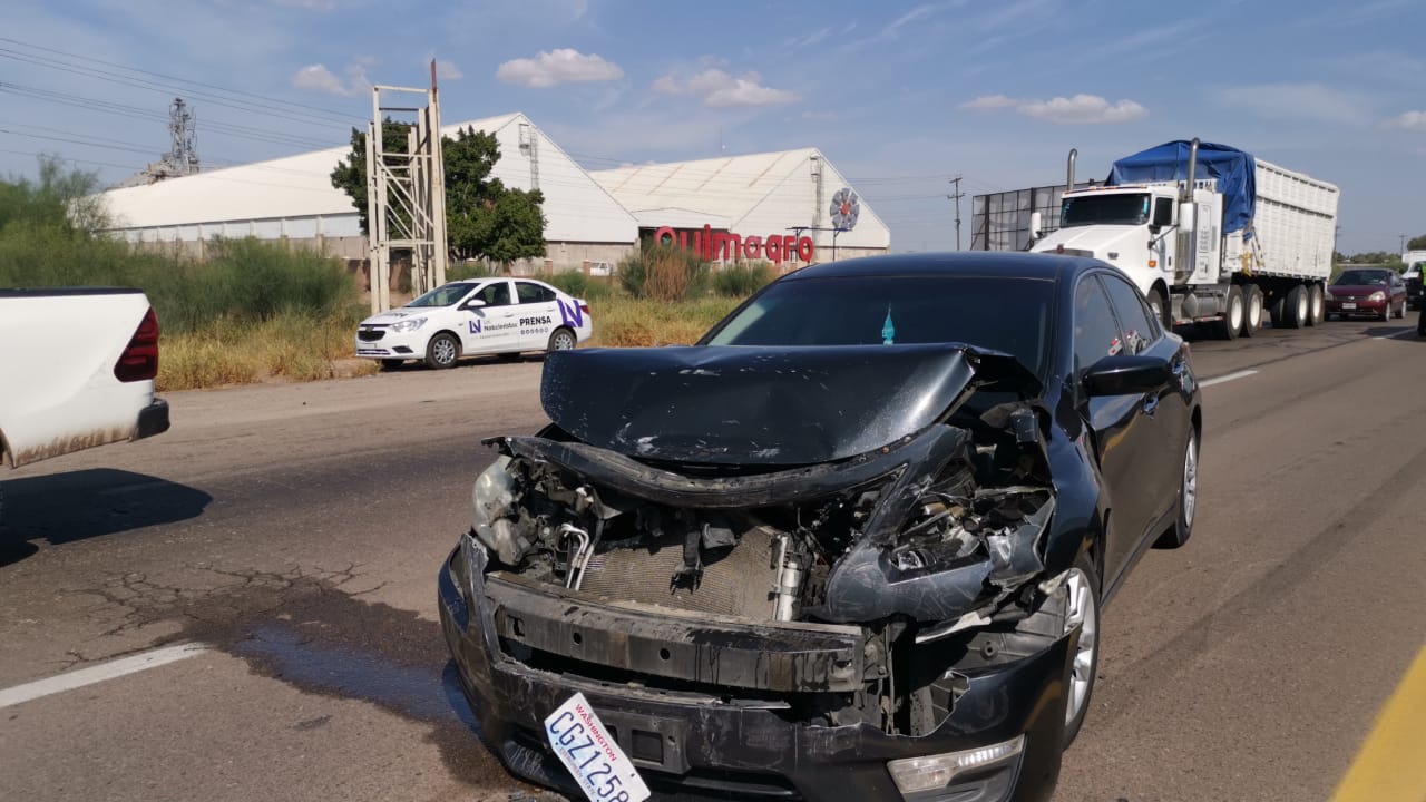 Accidente vial sobre la México 15 en Los Mochis, deja  una mujer lesionada y daños materiales