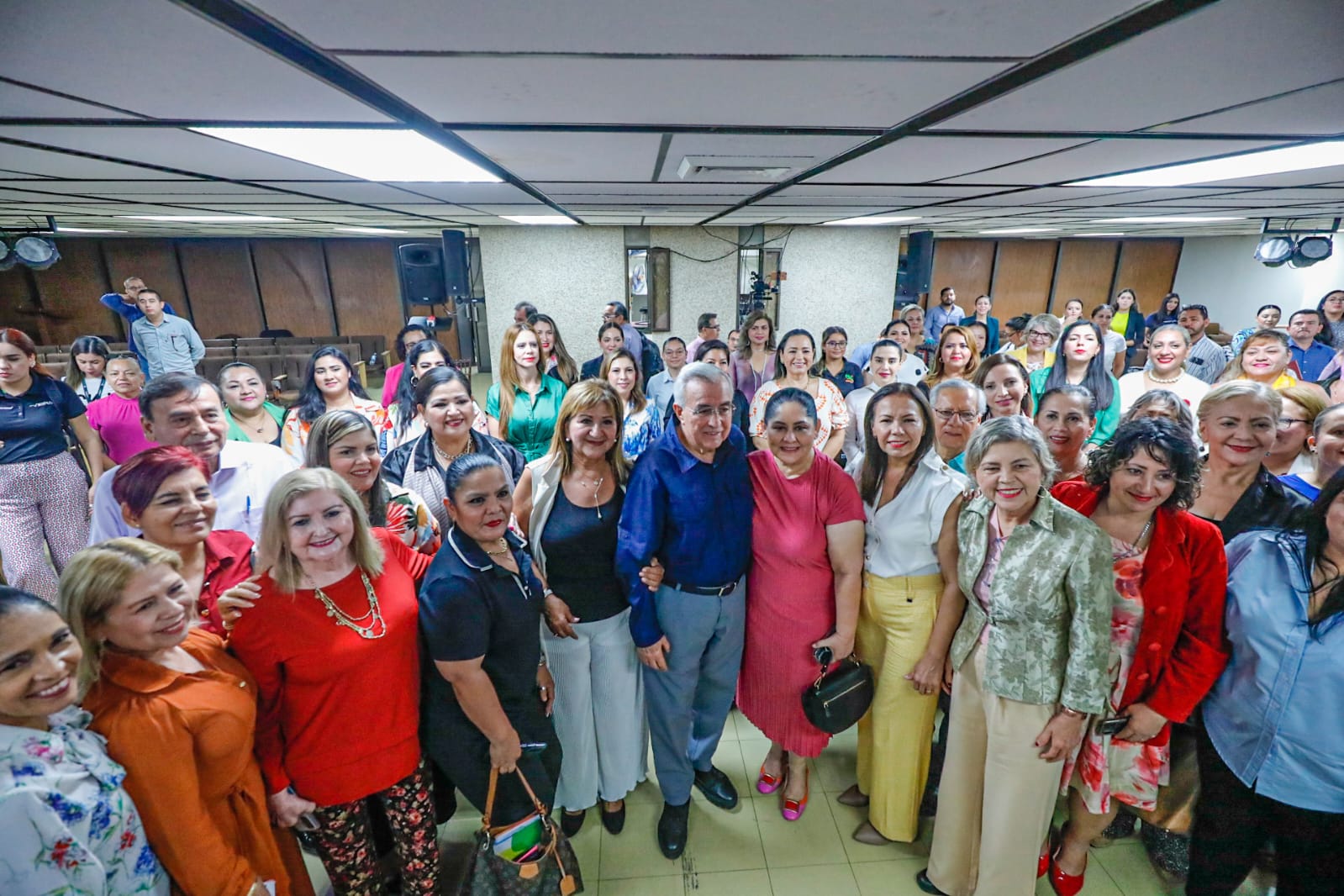 El mundo prosperará cuando las mujeres tengan más participación en espacios públicos: Rubén Rocha
