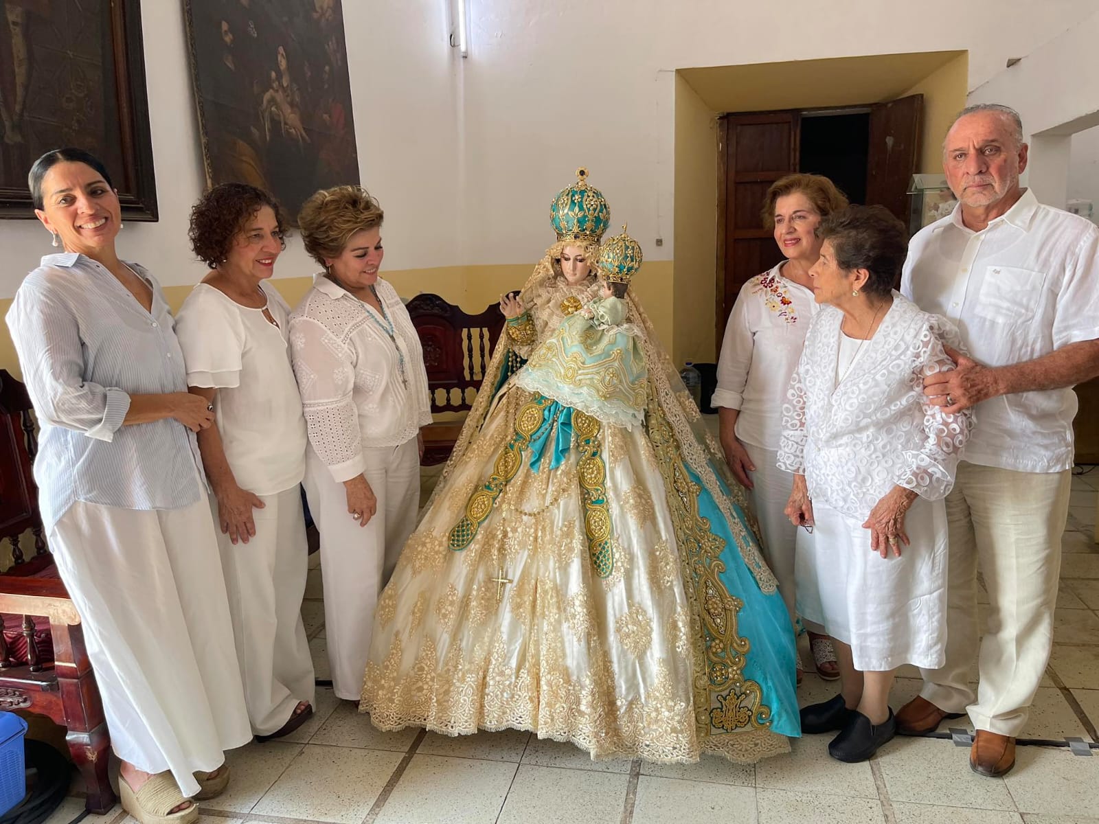 Aguardaron 22 años para ser dignos de obsequiarle a la Virgen del Rosario su atuendo de festejo por 292 años de tradición