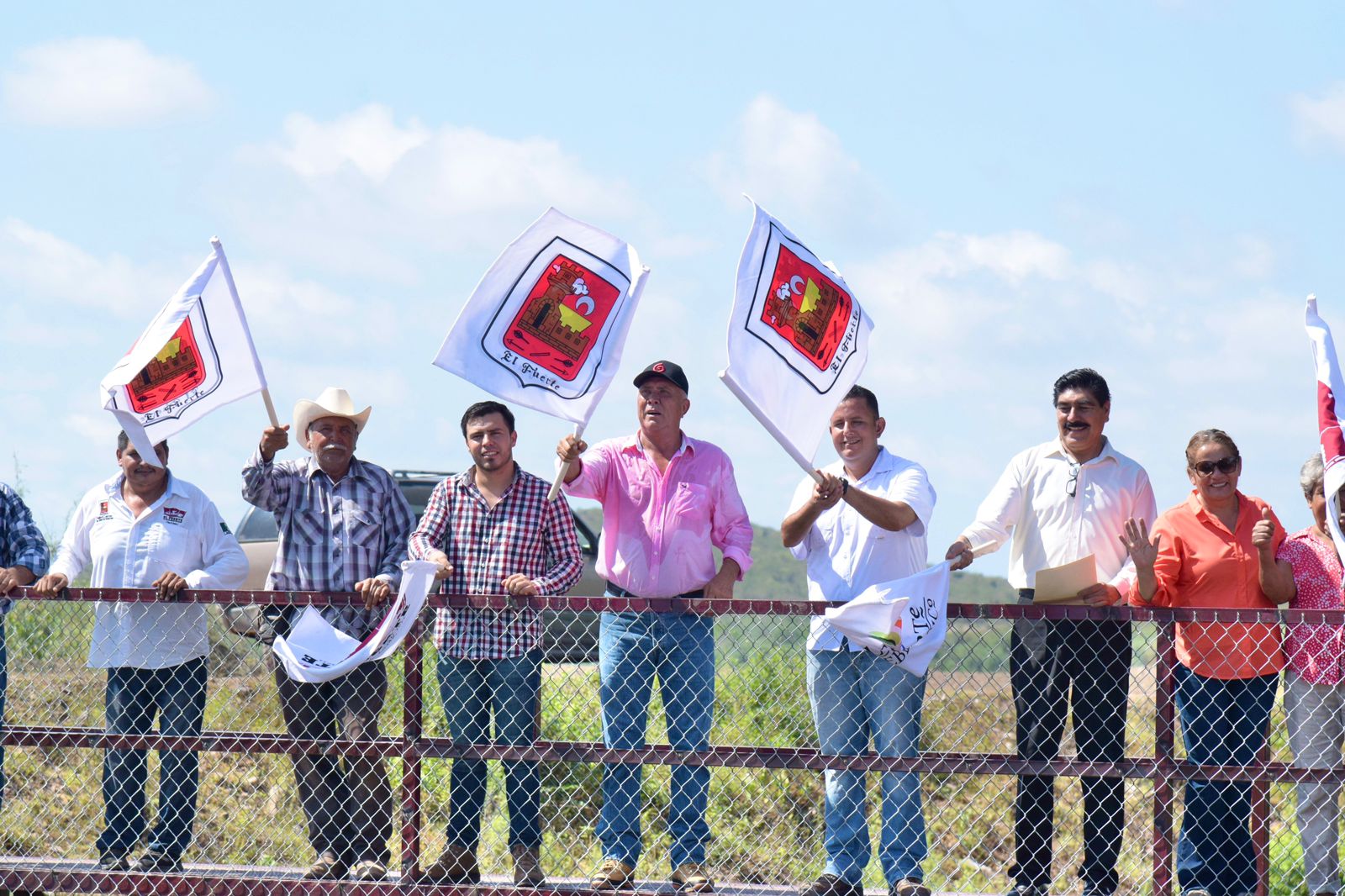 Alcalde Gildardo Leyva entrega obra social en Mochicahui, El Fuerte