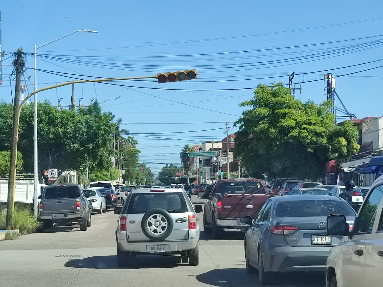 ¡Cruce con precaución! Alcanza 90% reparación de semáforos afectados tras paso de ‘Norma’ en Los Mochis