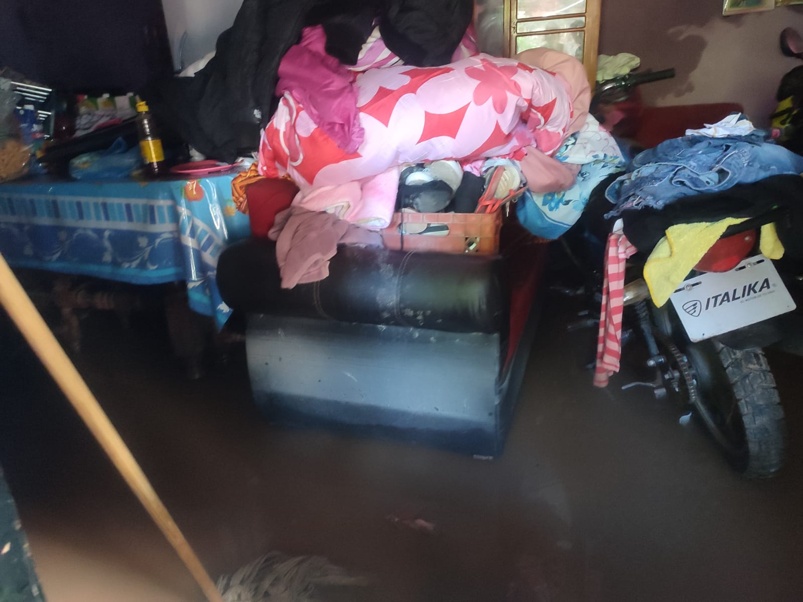 Amanecieron entre el agua; vecinos de Nío, Guasave, sufren inundaciones