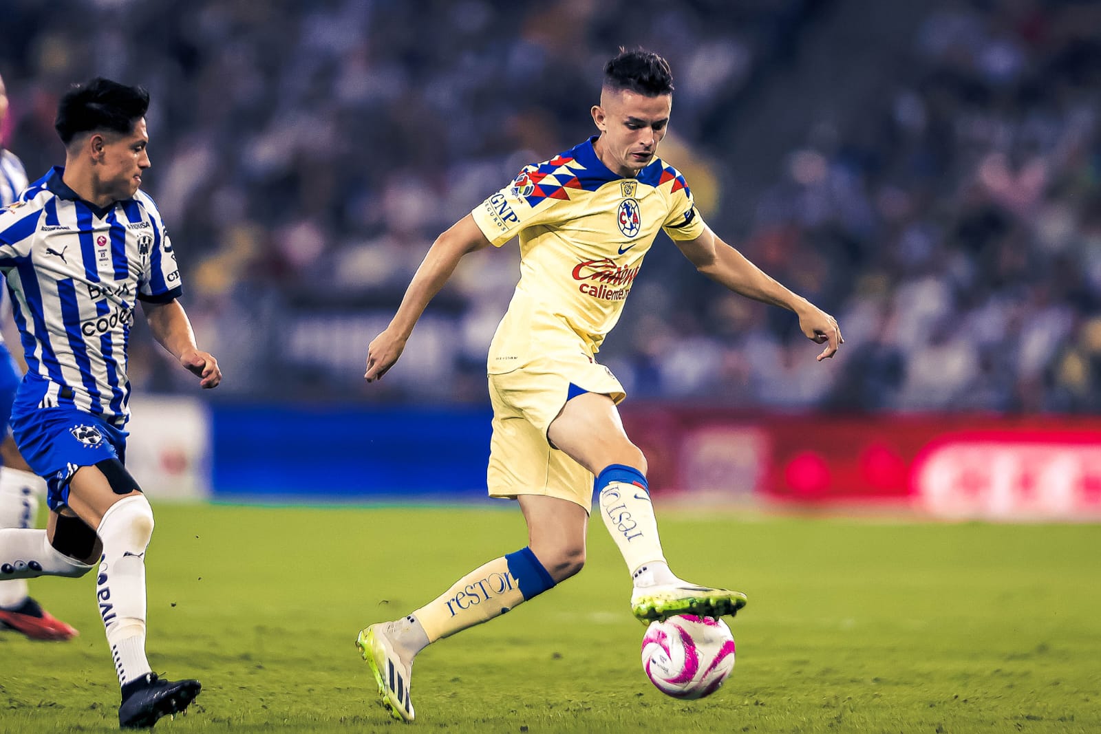 América y Tigres golean a Monterrey y Chivas para mantenerse en la cima de la Liga Mx