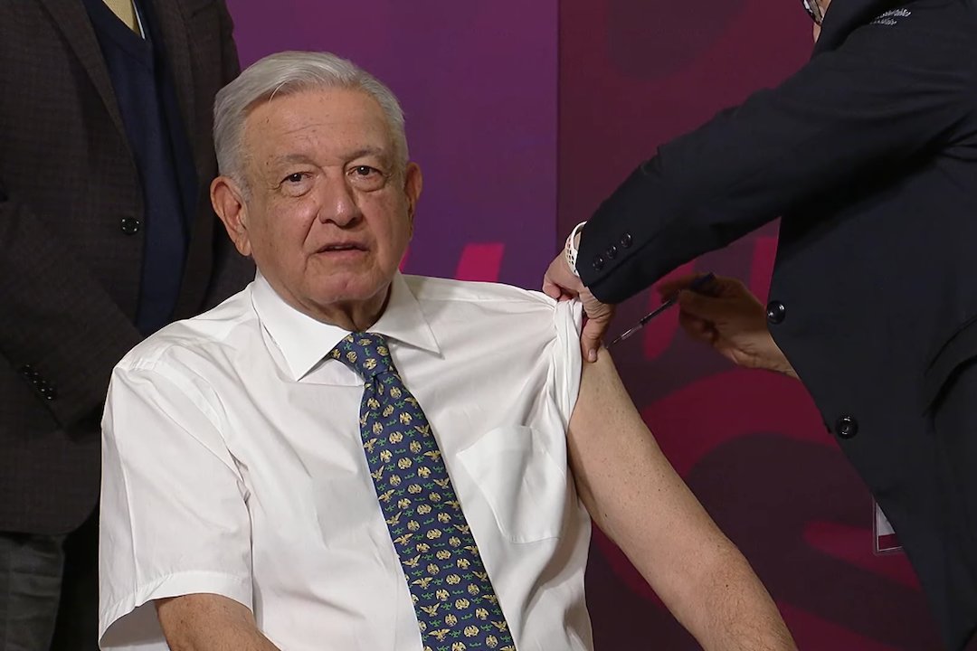 Recibe AMLO dosis de vacuna contra la Influenza y antiCOVID