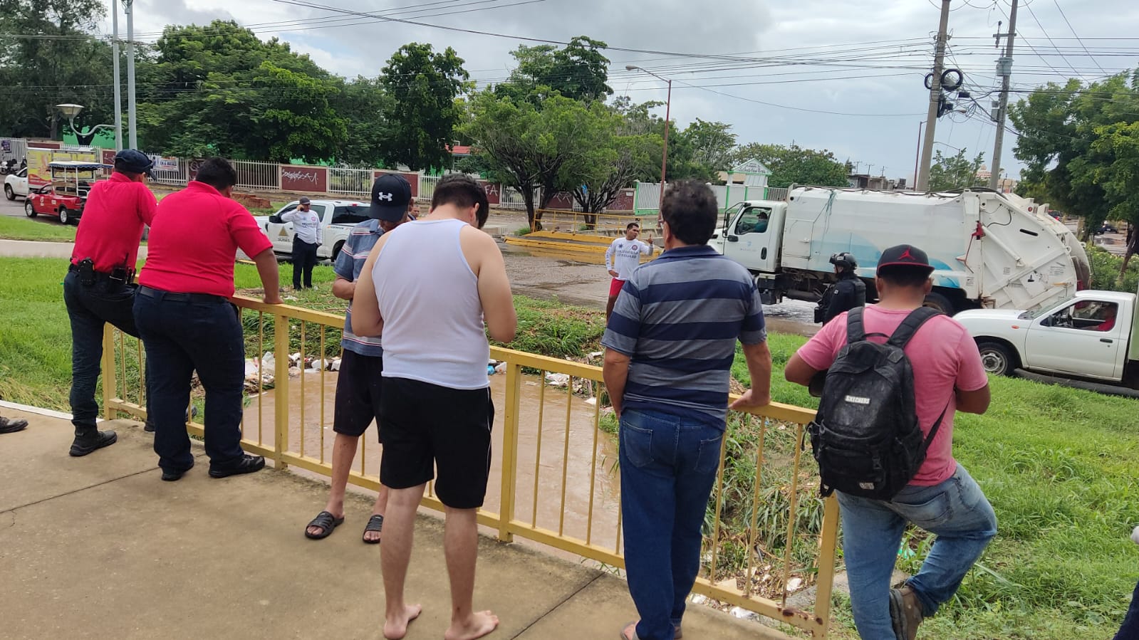 Arman operativo en Mazatlán en medio de las lluvias, buscan a motociclista que cayó en canal