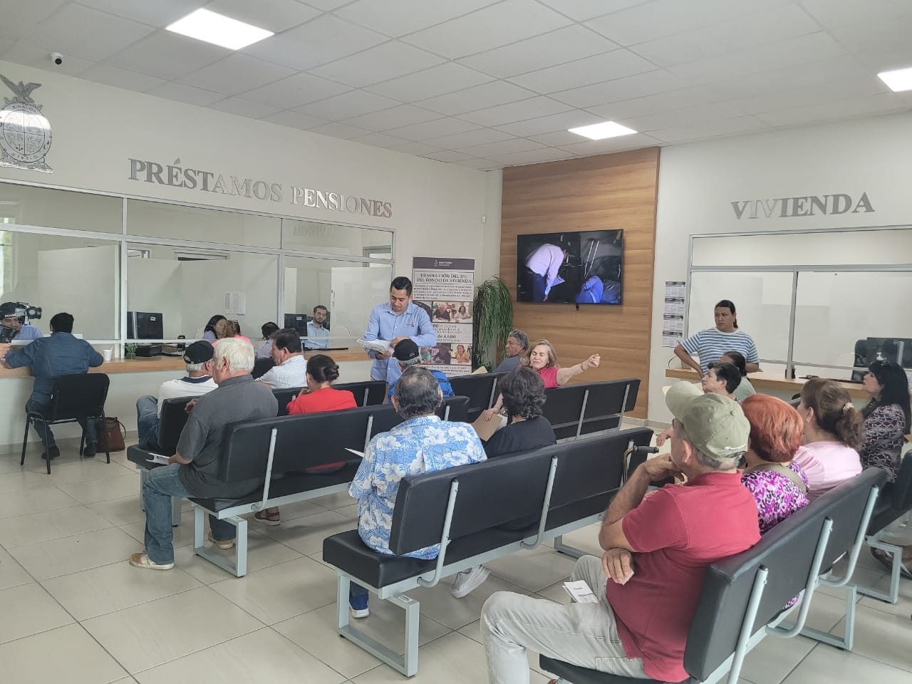 Atienden a representante de viudas de maestros que solicitan devolución del 5% del Fondo de Vivienda