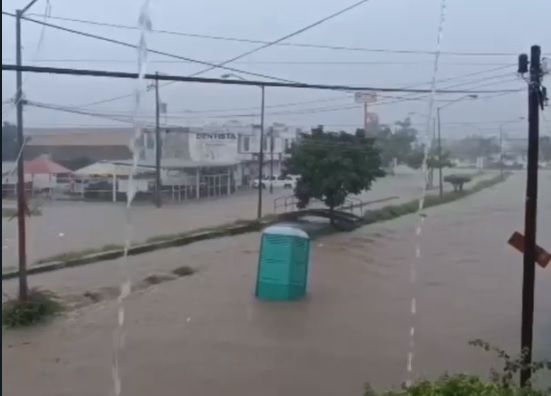 Baño portátil es arrastrado por la corriente en medio de las lluvias por ‘Norma’ en Mazatlán
