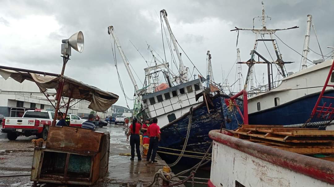 Barco camaronero en Mazatlán se hunde en el muelle del Parque Bonfil