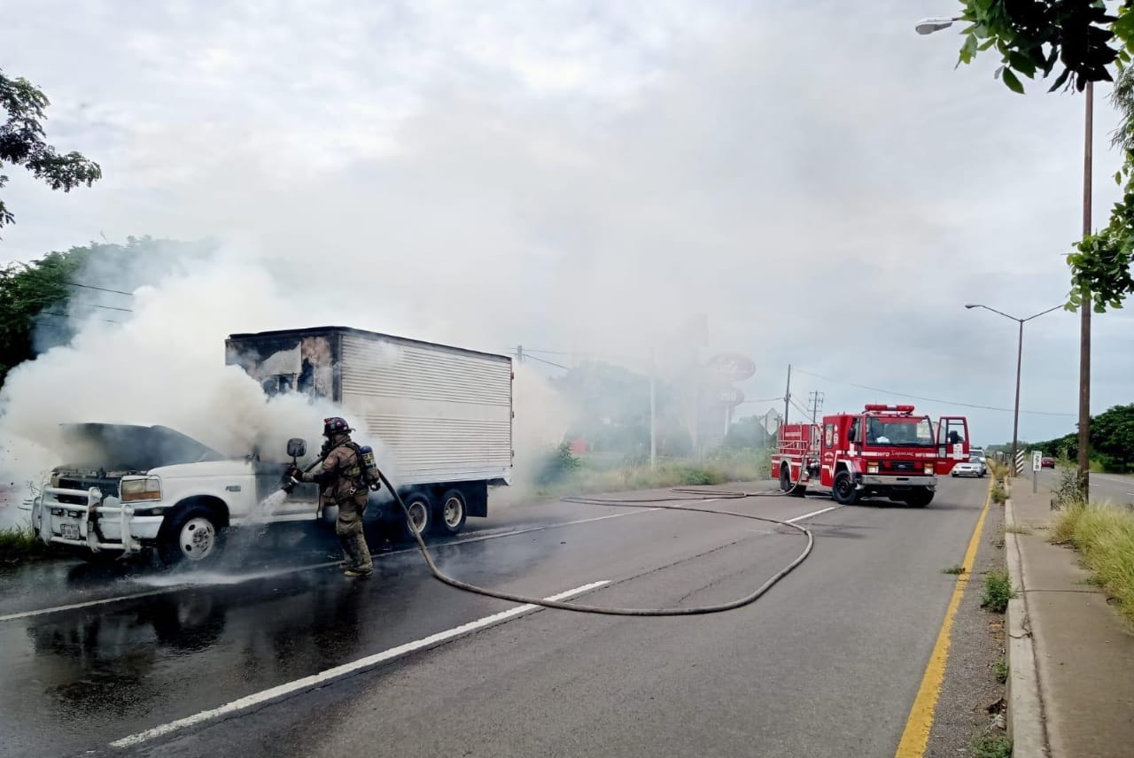 Camioneta refrigerada se incendia al sur de Mazatlán
