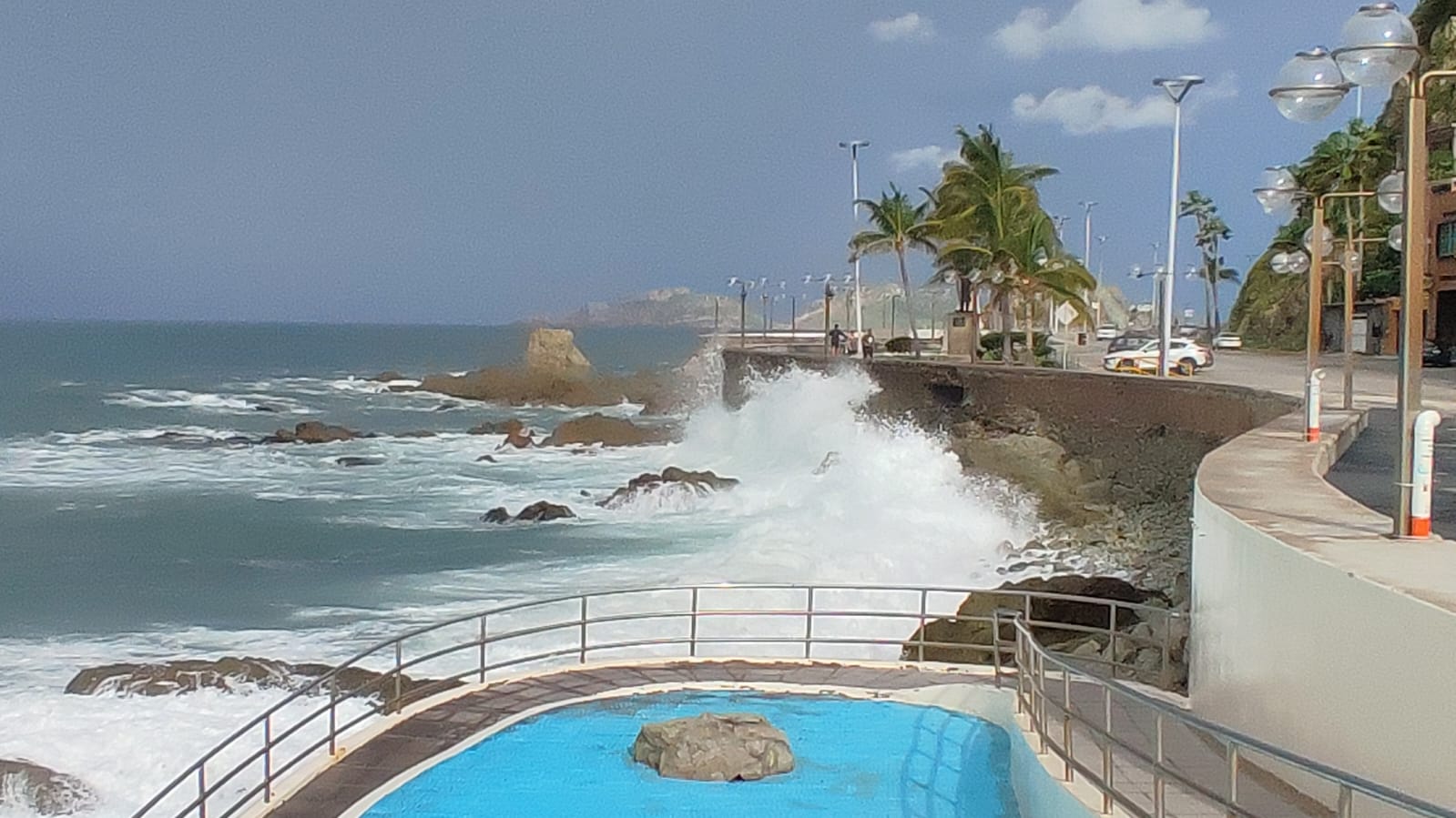 Cierran navegación ante el fuerte oleaje que se presenta en mar en Mazatlán 