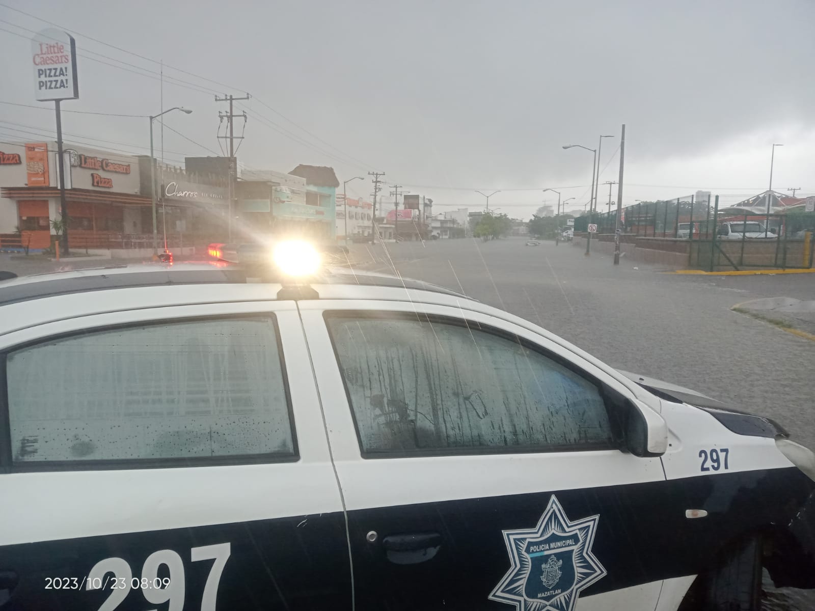 Cierran vialidades en Mazatlán por elevación de niveles de agua en avenidas
