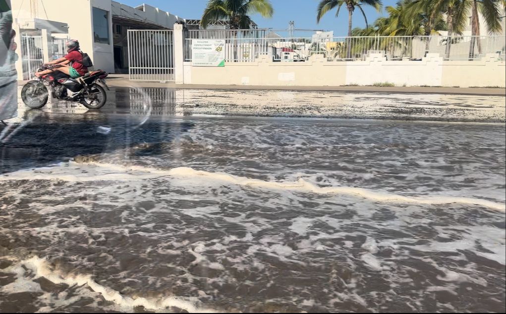 Colapsa drenaje a la altura del paso superior salida norte y Paseo de Los Olivos en Mazatlán