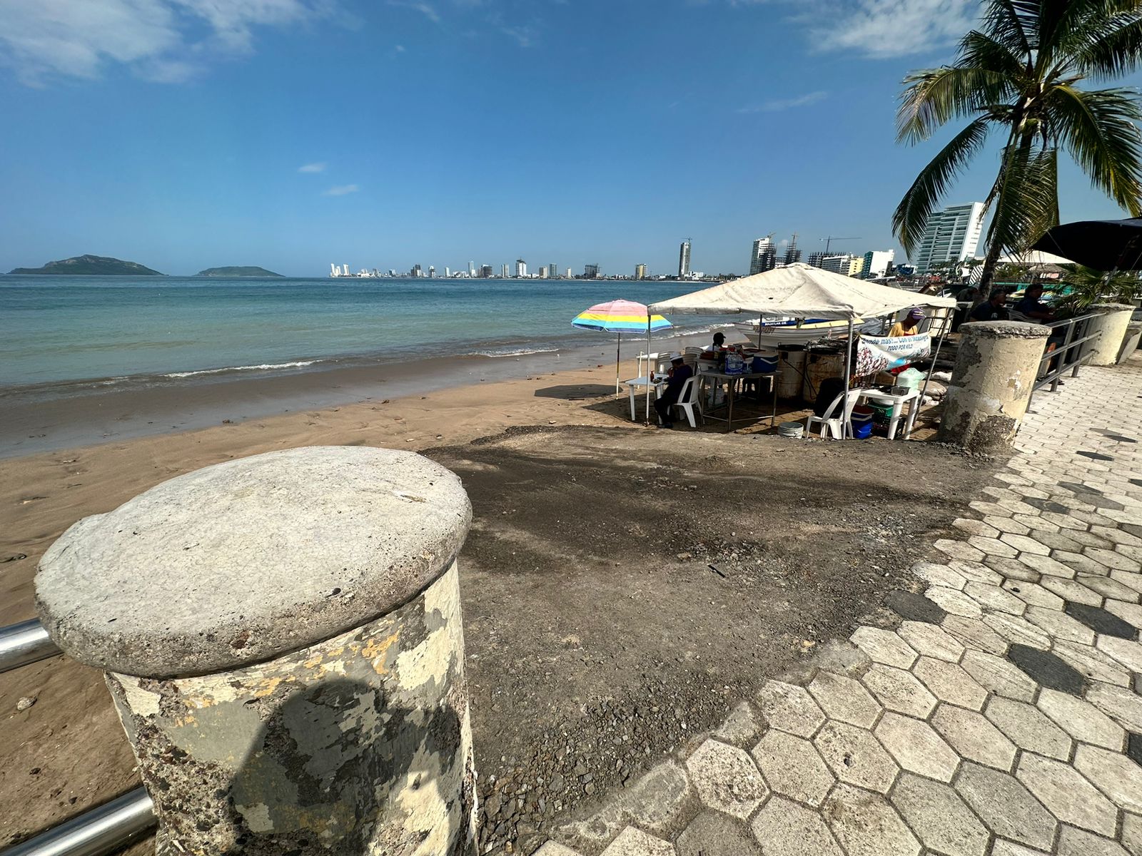 Por la ‘calle de la amargura’ comerciantes de Playa Norte, Mazatlán, piden rehagan rampa donde estaban sus puestos