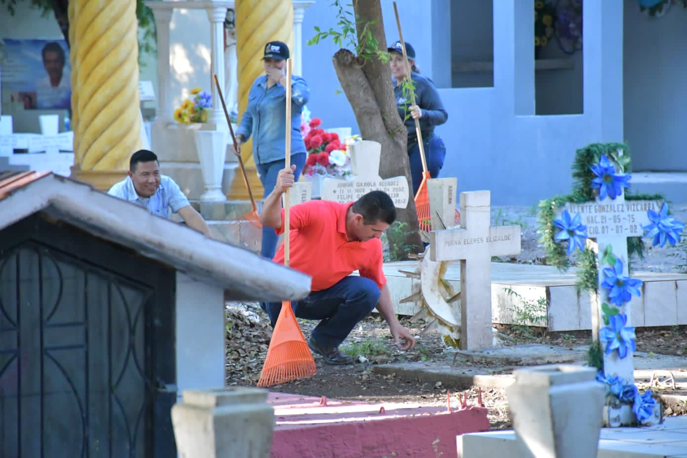 Comienzan en Salvador Alvarado la limpieza de panteones previo al Día de Muertos