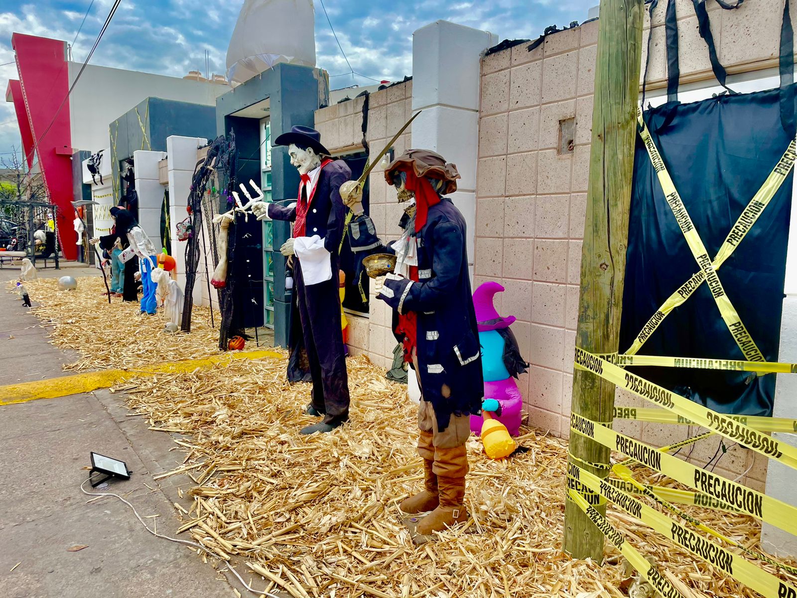 ¡La esquina del terror! Con brujas y calaveras decoran casa en Culiacán por halloween