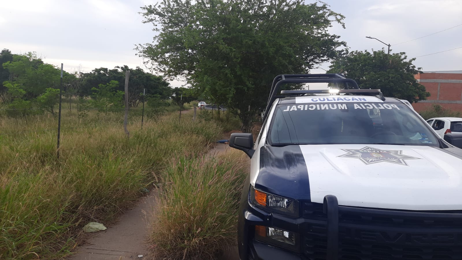 Con rastros de violencia localizan sin vida a un hombre en vía pública de Culiacán