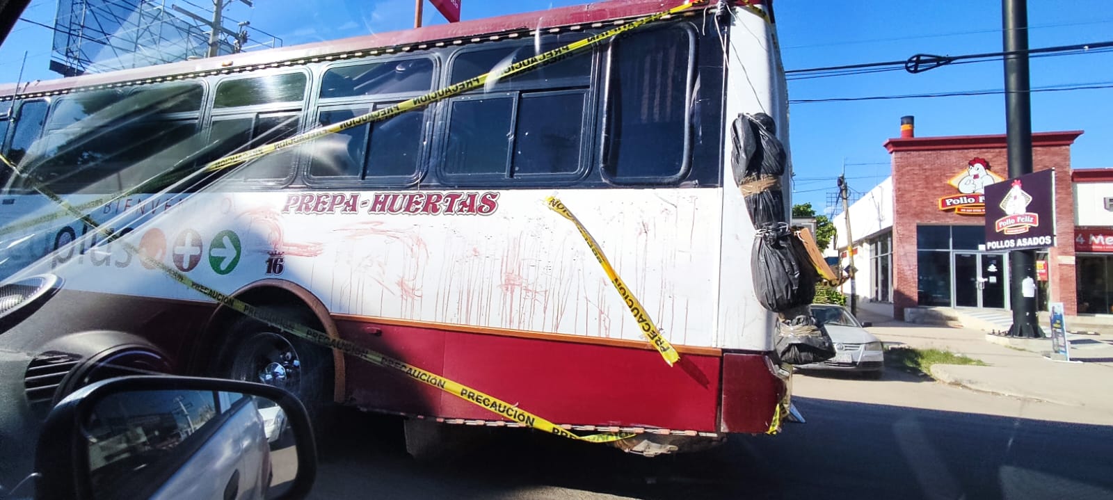 ¡Con un encobijado! Captan a camión Prepa-Huertas “decorado” en celebración de Halloween