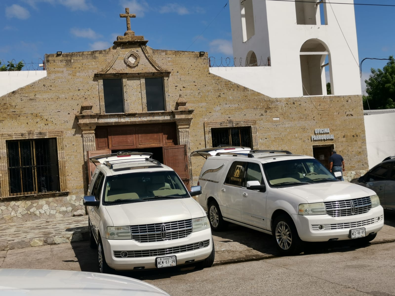 Con un profundo dolor familiares y amigos dan el último adiós a las niñas Litzi y Luisa