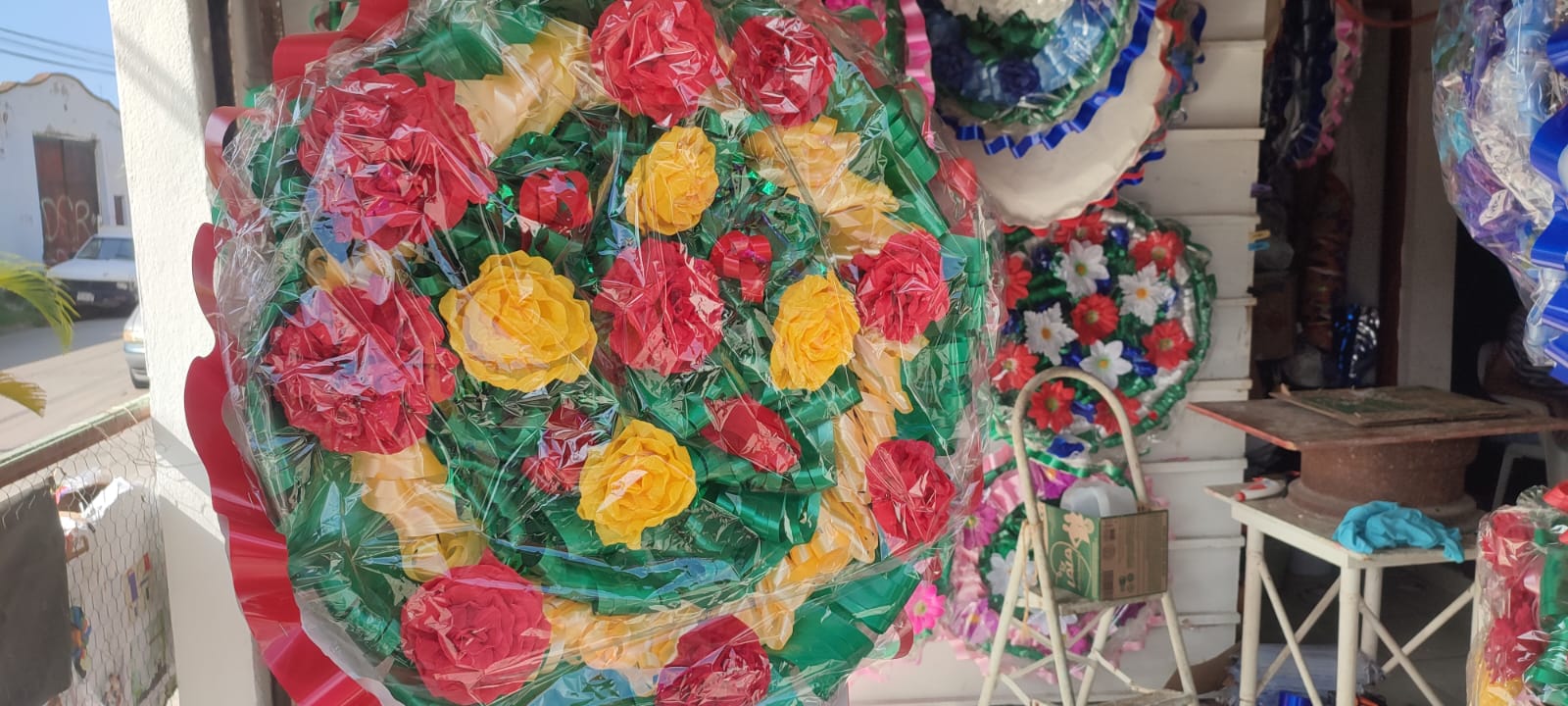 Las coronas de papel, una tradición que continúa viva entre los Mazatlecos