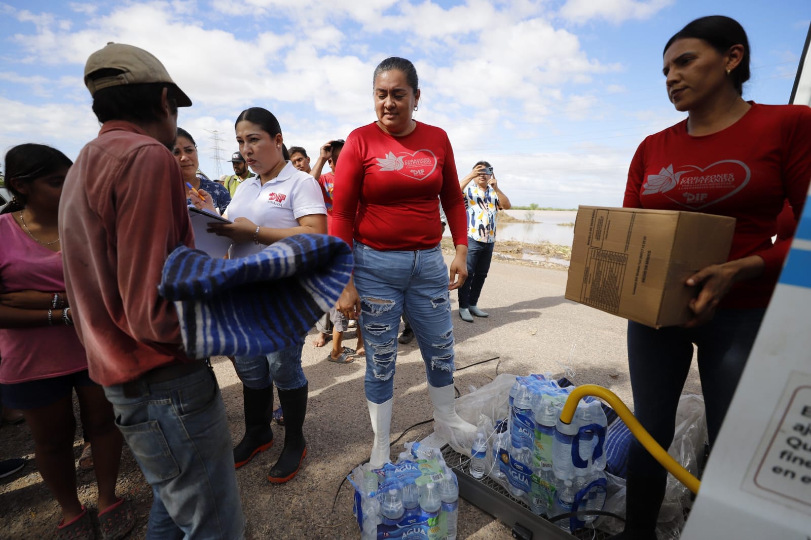DIF Guasave inicia con la entrega de apoyos a familias afectadas por inundaciones