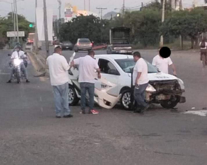 Daños materiales deja choque entre automóvil y taxi verde en Mazatlán