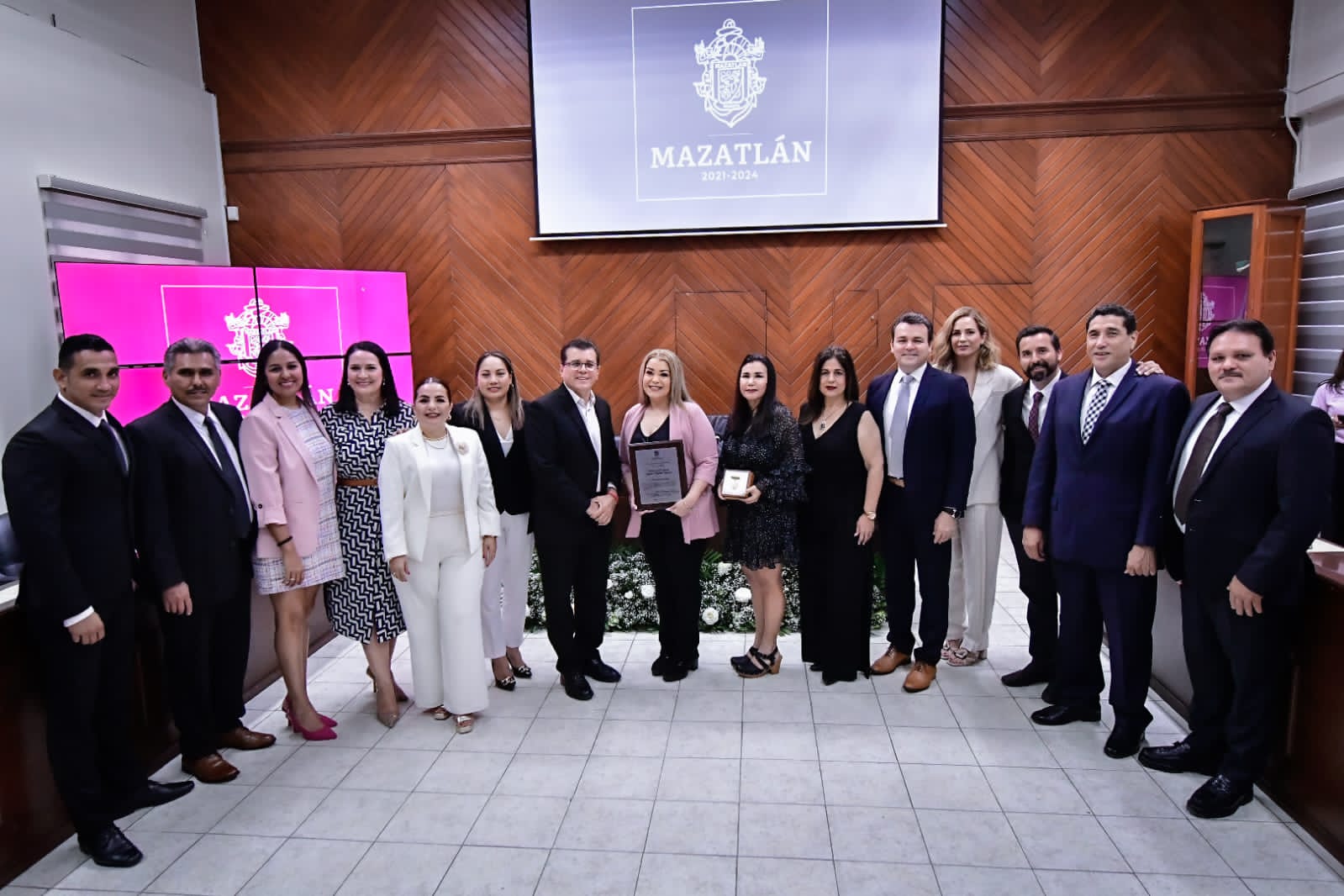 Dolores Santos Rivera recibió el Premio al Mérito Femenino 2023 en Mazatlán